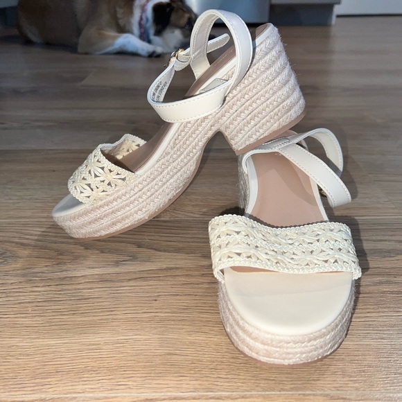 Women’s Old Navy Cream Woven Platform Sandals - Picture 1 of 5